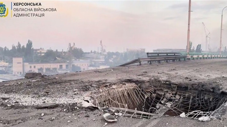 Рік після російського удару по мосту: як сьогодні виживає мікрорайон Острів у Херсоні