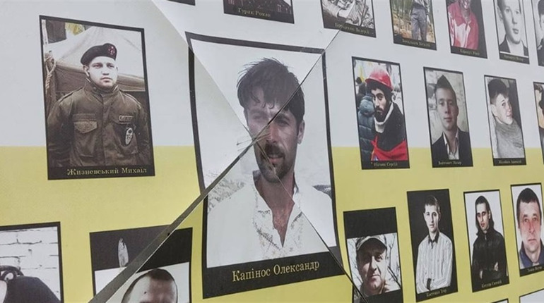 На Кременеччині пошкодили постер з Героями Небесної сотні: поліцейські встановили зловмисника