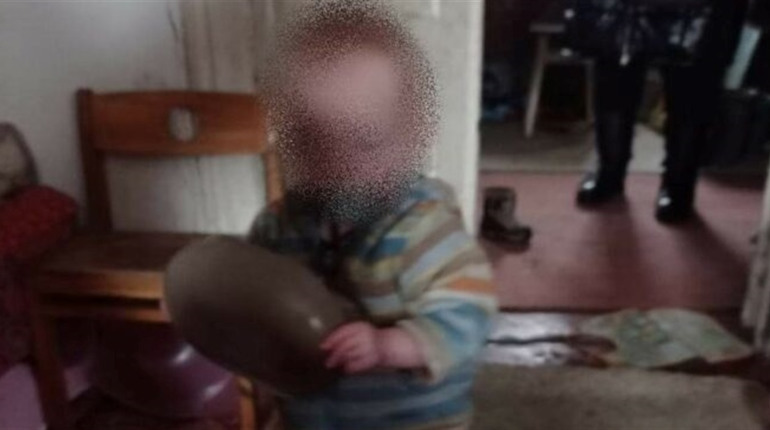 У шосткинки вилучили трьох дітей, за якими вона не доглядала. Малеча - у лікарні