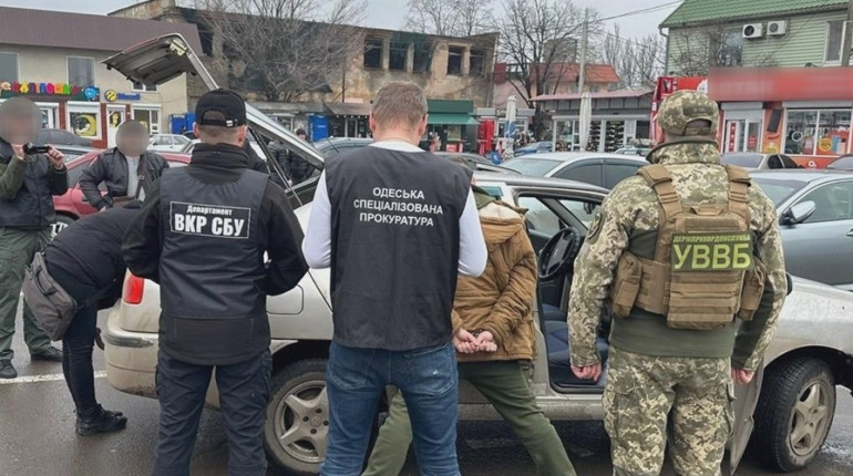 Мешканець Авангардівської громади підкупив прикордонника, щоб потрапити з групою до Молдови