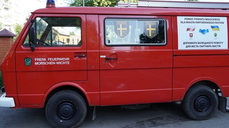 Фастівським рятувальникам передали два пожежні автомобілі. Вони прибули з Німеччини