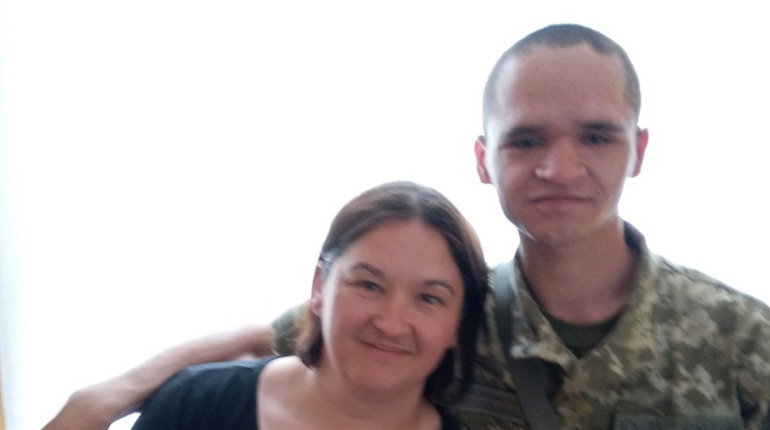 "Живу світлими спогадами про сина та завантажую себе роботою", - каже мама Дмитра Щербини