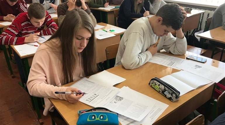Одинадцятикласників вчили, щоб вони успішно склали тести з англійської
