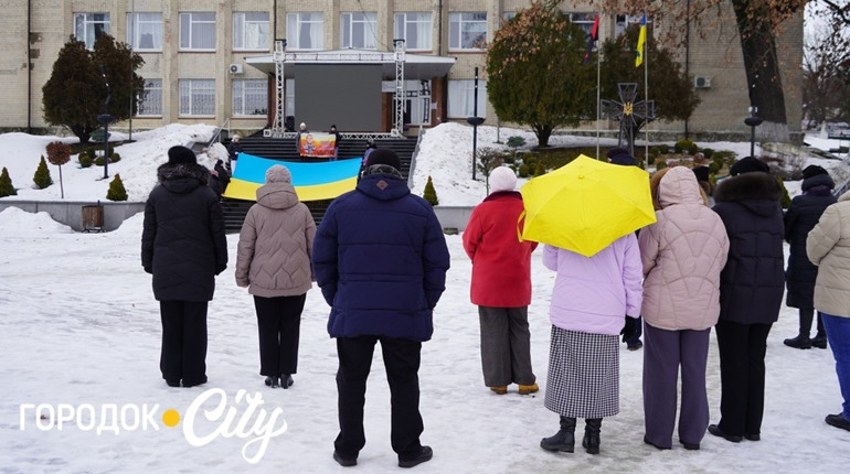 Пройшов пекло обстрілів, а загинув в автокатастрофі: у Городку вшанували памʼять Валерія Дереша