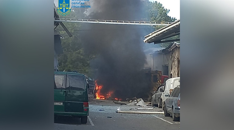 Окупанти обстріляли Херсон: поцілили поряд з транспортним підприємством, чотири людини поранені