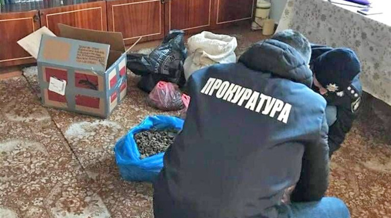 У Володимирці чоловік намагався продати 5 кілограмів бурштину