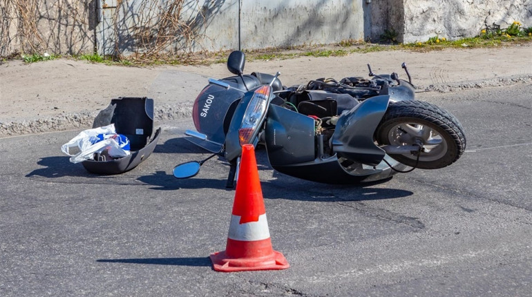 В Мелитополе столкнулись автомобиль и мопед