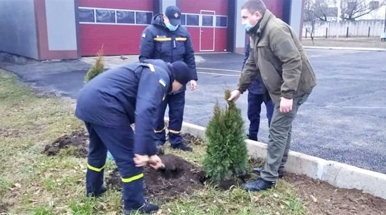 Володимирецькі рятувальники долучились до акції «Створюємо ліси разом»