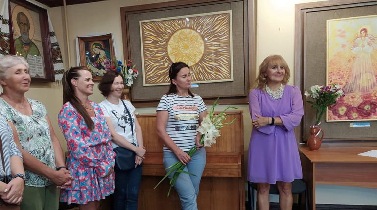 «З Україною в серці»: художниця Алла Макарик у музеї презентувала виставку до Дня Незалежності