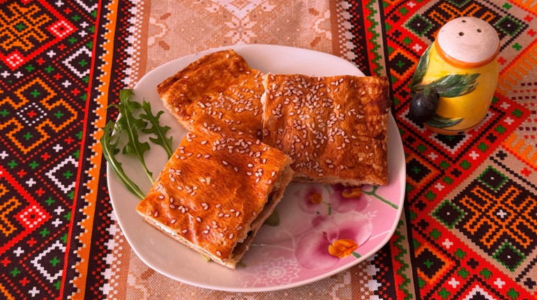 Листковий пиріг з грибами та куркою: відеорецепт