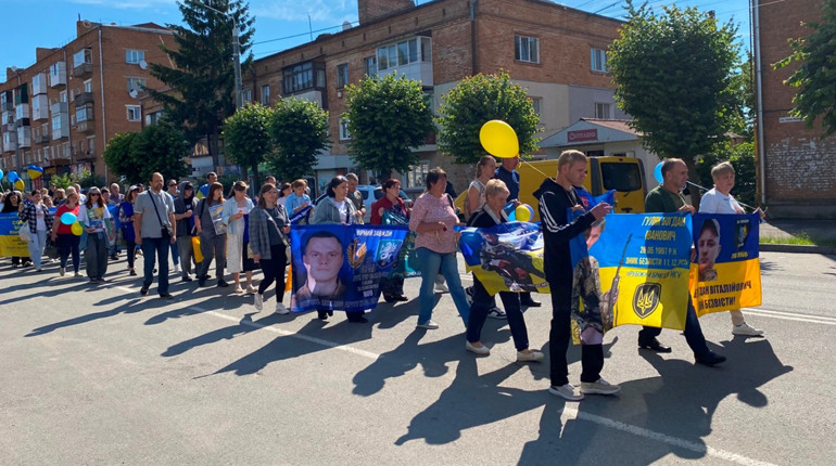 Понад сотня людей пройшла ходою у Барі на підтримку полонених і зниклих безвісти захисників