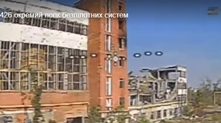 ЗСУ вразили техніку окупантів на території електромашзаводу в Новій Каховці (відео)