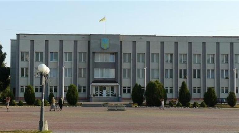 У Нетішині облаштують платні комунальні майданчики для паркування транспорту
