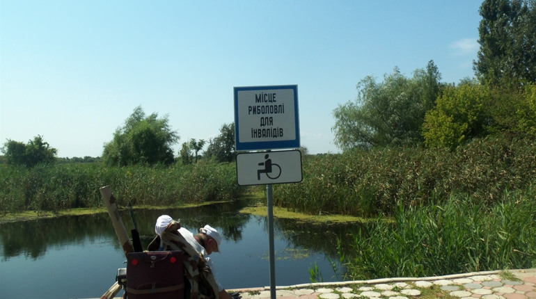На Дитячому пляжі у Біляївці з'явилося місце для людей з інвалідністю, де вони можуть рибалити 