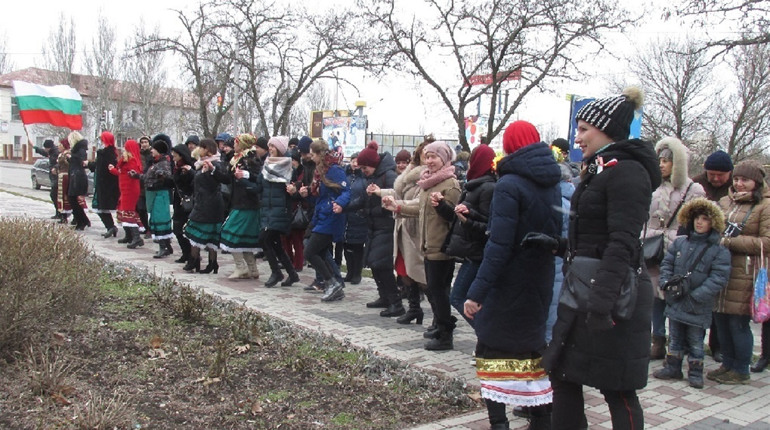 В Мелитополе в первый день весны Баба Марта и сердилась, и улыбалась – по болгарским поверьям
