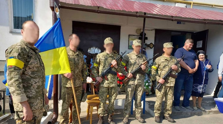 Первомайськ прощався з вірним сином України, бійцем ЗСУ Максимом Ропаком