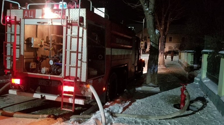 У Чорткові горить хлібокомбінат: масштабну пожежу гасять вогнеборці і з сусідніх міст (+ відео)