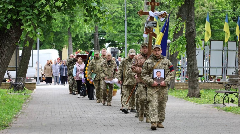 У Глухові в останню путь провели 27-річного бойового медика Ігоря Коловоротного