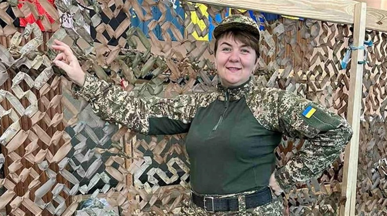 Шосткинка поєднала обов'язки захисниці з волонтерською діяльністю