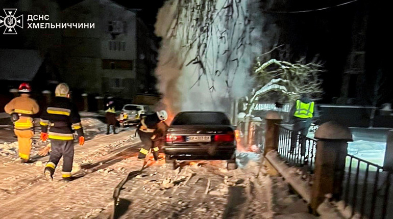 Дві пожежі у Городку: вогнеборці рятували приватний будинок та легковик