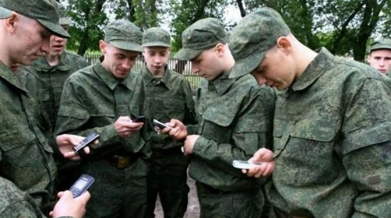 Реалії окупантів: один смартфон — на весь взвод
