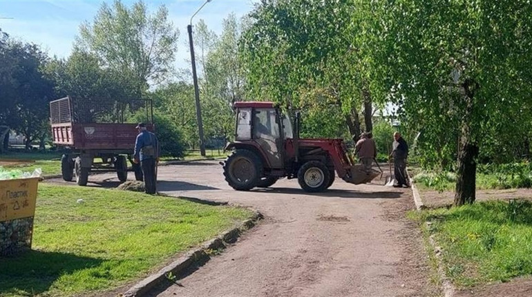 Попри обстріли працівники Гуляйполя готують місто до Великодня — фото