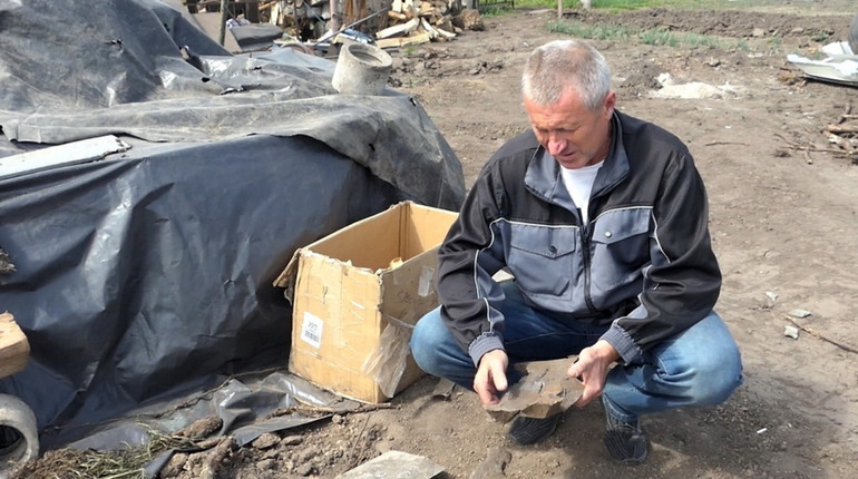 «У нас тепер нічого немає, але ми всі живі». У Глухові люди відновлюють житло після бомбардування