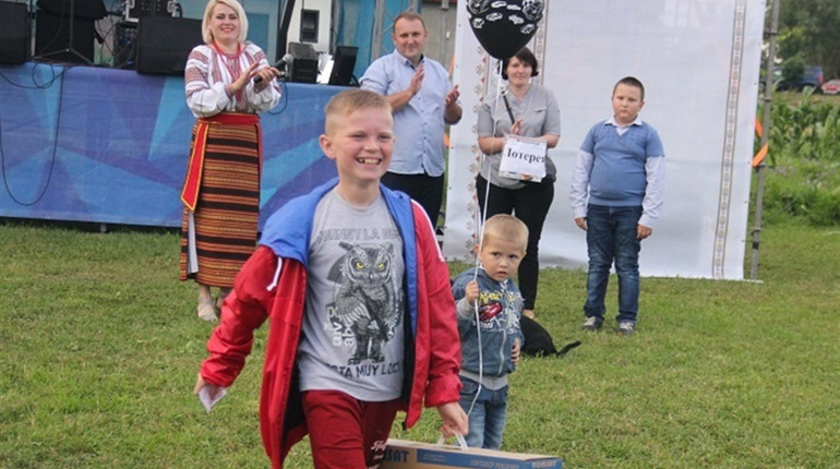 Рибна юшка,  лотерея, виступи артистів та інші розваги: як минули Петрівські гуляння в Павлівці