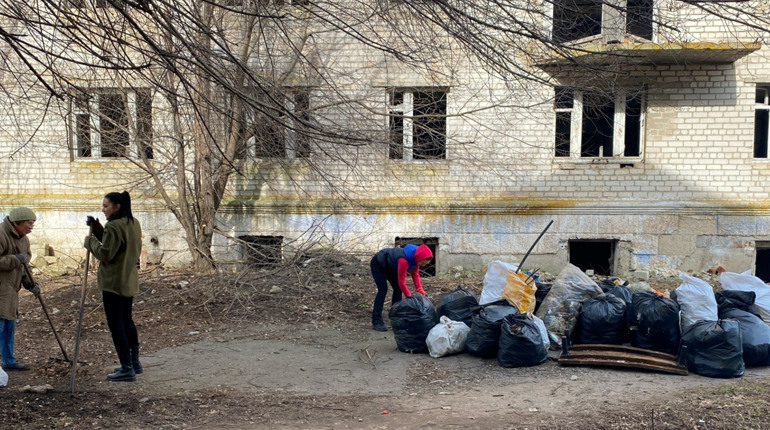 Активні мешканці продовжують прибирати Жовті Води від сміття: відео (оновлено 4 березня)