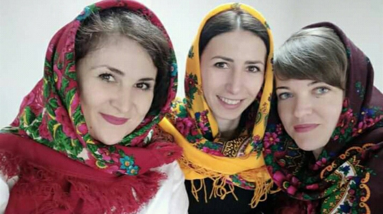 Нетішинки долучилися до флешмобу "Зроби фото з хусткою"