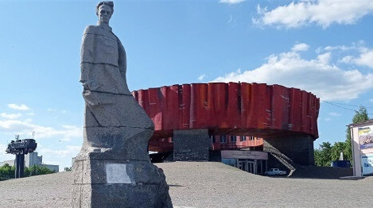 У Шепетівці розпочали демонтувати пам’ятник Миколі Островському. Як реагують шепетівчани?