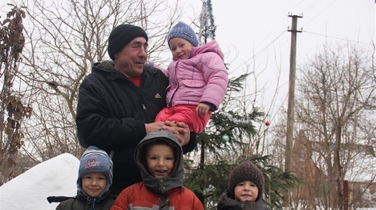 За тата і маму: історія чоловіка, який сам виховує чотирьох малолітніх дітей