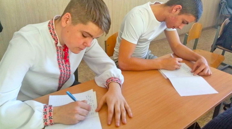 Усі школи, дитячий садочок і навіть посадовці – у Жмеринці написали диктант єдності: Фото