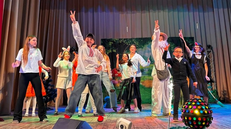 Народний театр юного глядача «Лицедії» подарував юним первомайцям казку