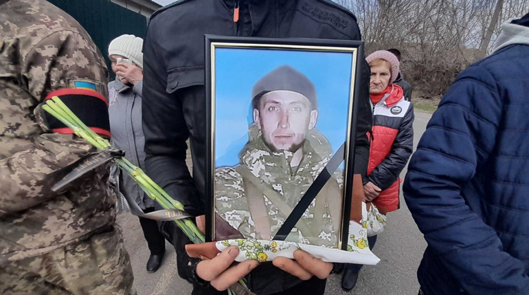 У Слоуті проводжають в останню путь загиблого на Луганщині Олега Лавренченка