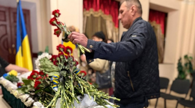 На щиті повернувся додому: Первомайськ прощається із Яном Косташенком
