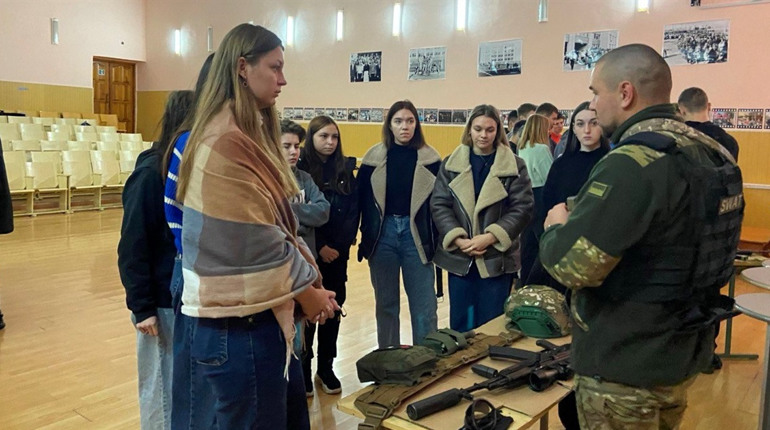 Для смілянських школярів провели практичне заняття із предмету «Захист України»