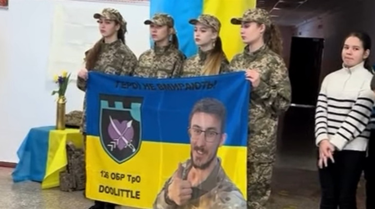 У Південному вшанували пам'ять випускника-захисника України (ВІДЕО)
