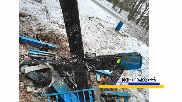 У Рафалівці вандали поглумились над хрестом на роздоріжжі. Що відомо?
