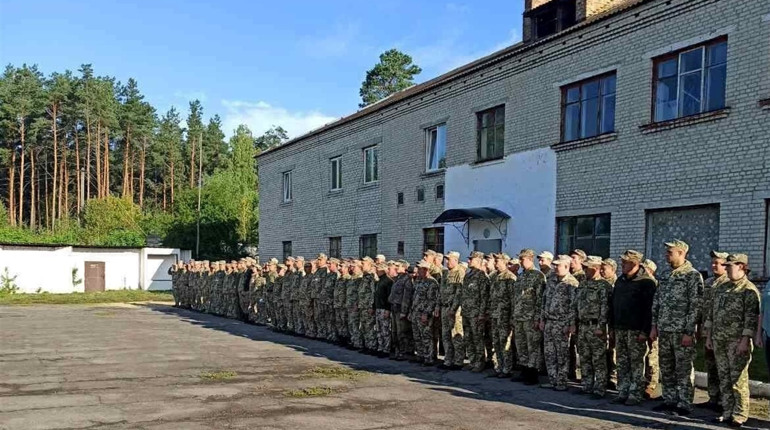 Мобільні, спиртне та колюче-ріжучі: чим закінчились обшуки в Катеринівській колонії