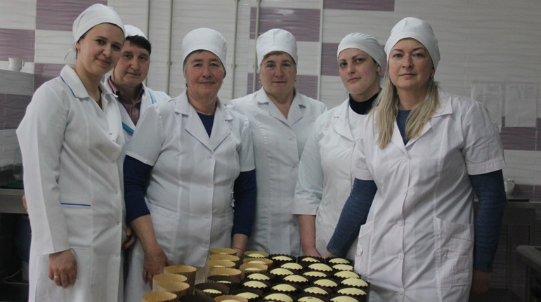 У ліцеї №1 міста Калинівки приготували понад 600 великодніх подарунків для українських захисників