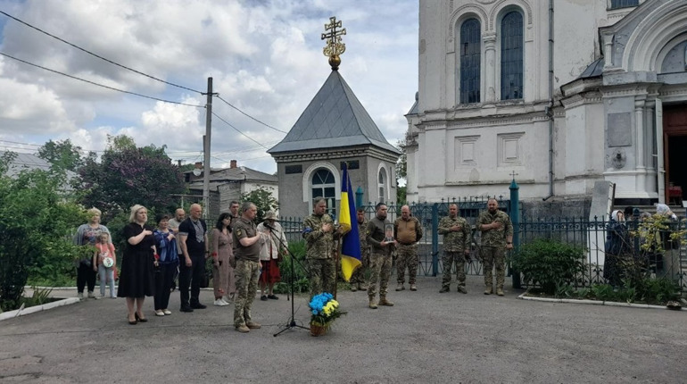 Глухів проводжає в останню путь військового Романа Гладушку