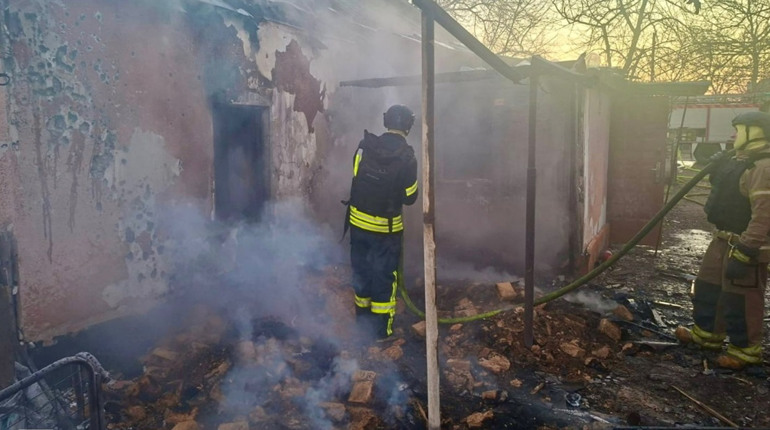 На Херсонщині ворог атакував житлові будинки та громадський транспорт: загинула людина, є поранені