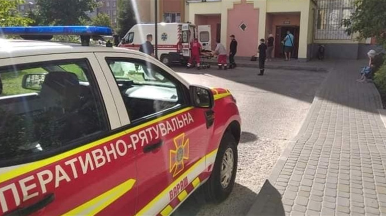 У Вараші гуртом рятували людину – медики, поліція і рятувальники