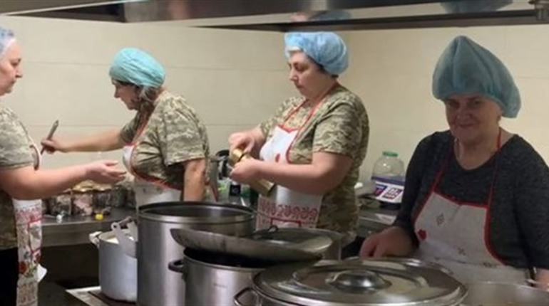Як у Кременецькому ліцеї Уласа Самчука готують їжу і передають на фронт для військових: відео