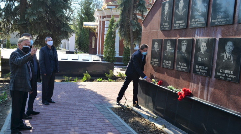 Квіти до пам’ятників і могил солдатів: так до Дня визволення Біляївка вшанувала пам'ять героїв 