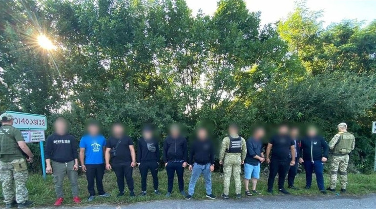 На Закарпатті затримали 15 чоловіків, які намагалися незаконно перетнути кордон