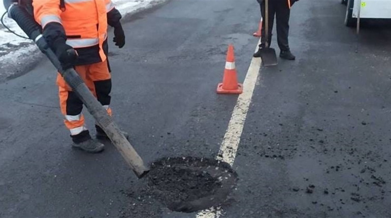 Попри сніг дорожники продовжують ліквідовувати аварійні вибоїни на трасі Київ-Чоп