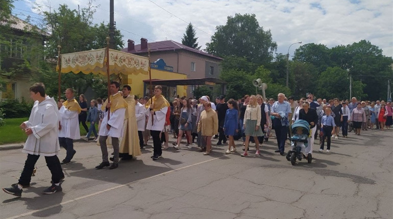 Близько 300 городоччан йшли процесією вулицями міста Городок. Куди і навіщо