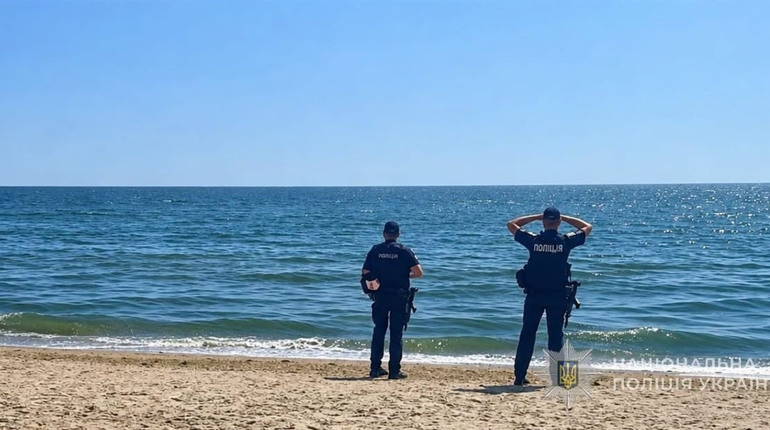 У Кароліно-Бугазі 9-річну дитину віднесло в море на матраці